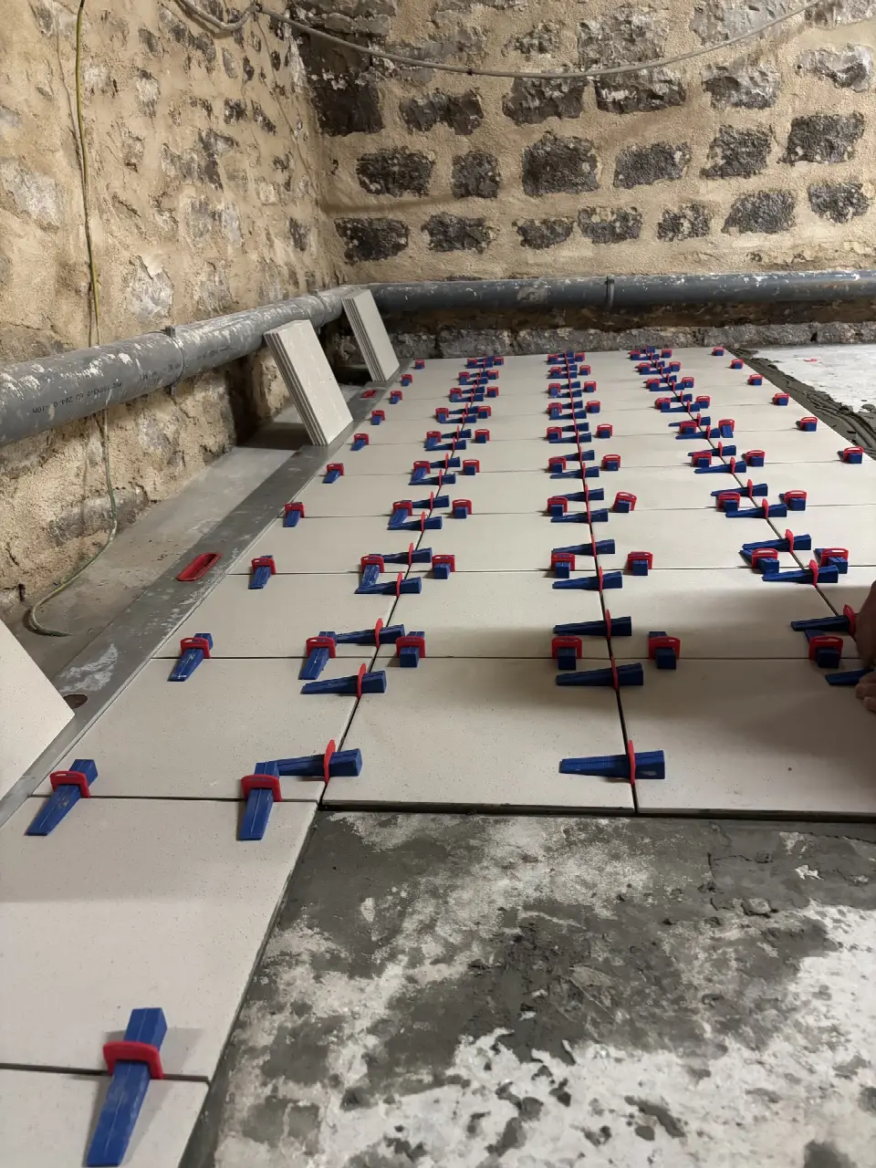 Pose de carrelage grand format avec croisillons autonivelants