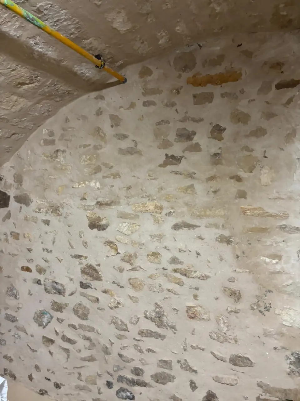 Mur en pierres apparentes rejointoyé sous une voûte