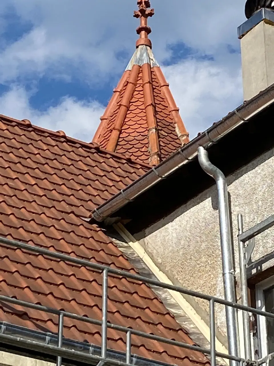 Toiture en tuiles et tourelle en tuiles écaille, avec gouttière et descente en zinc
